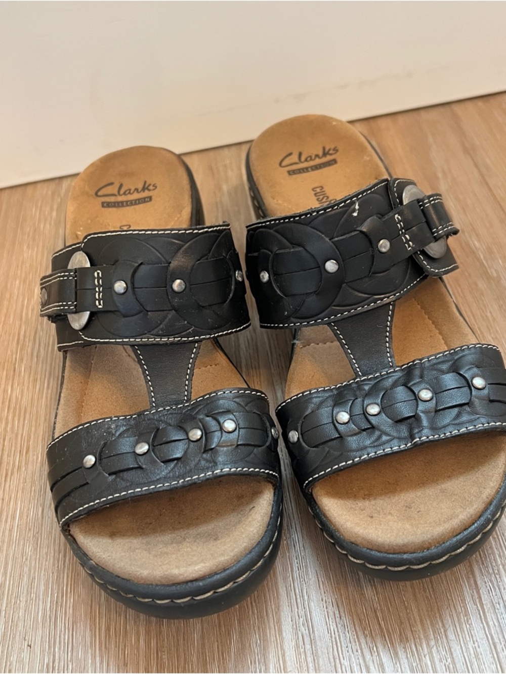 Clarks Black Leather Slide Sandals Cushioned Women’s 6.5 37 slip on comfort